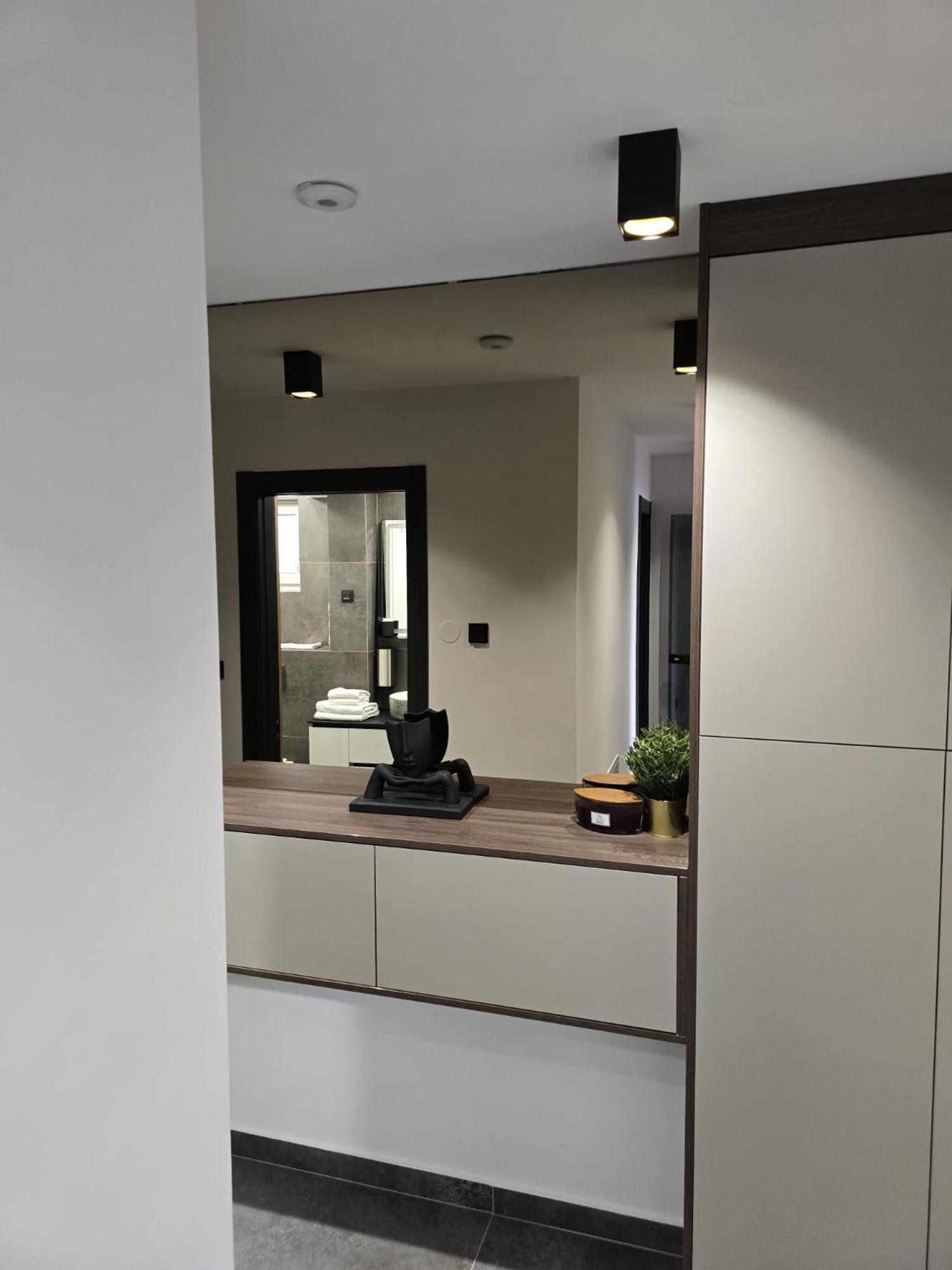 Luxury Center- Self Check In, Two Free Private Parking